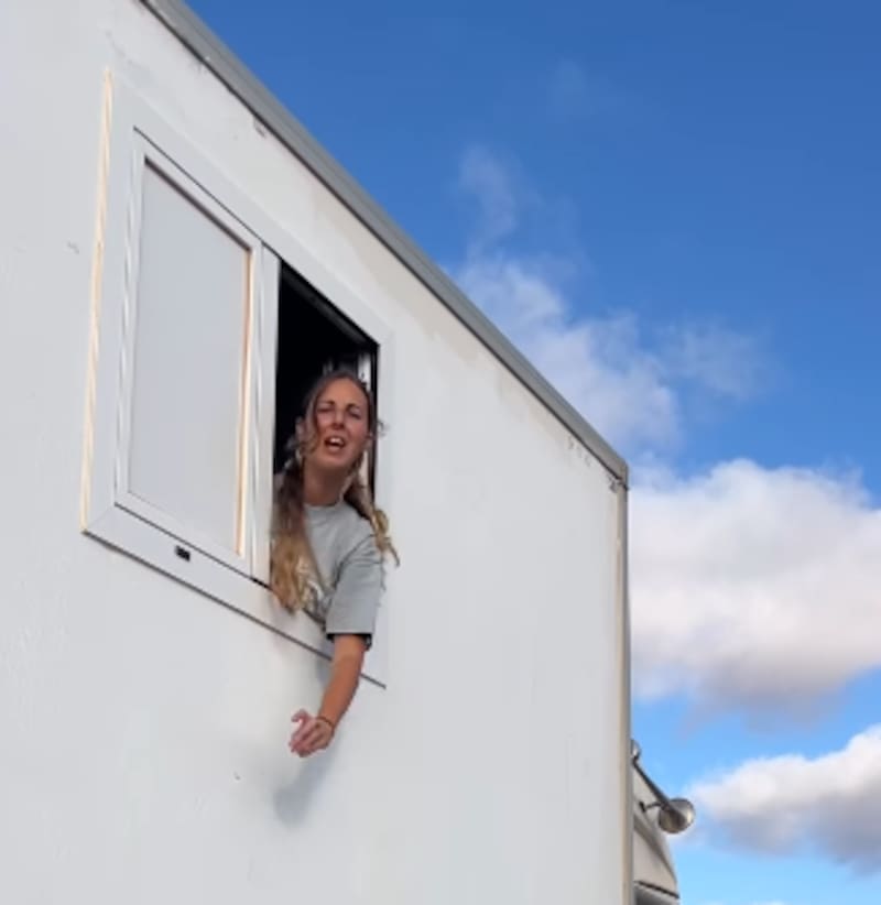 Lorena convirtió una furgoneta camperizada en su vivienda y espacio de trabajo para llevar adelante un estilo de vida nómade.