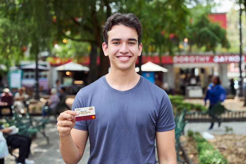 Los alumnos de secundaria reciben un pago de 1,900 pesos bimestrales, con incrementos por más integrantes. (Foto: Archivo)