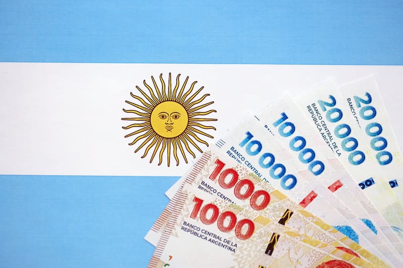 Los beneficiarios de la AUH y los jubilados (sin bono) son los únicos grupos analizados que registraron un aumento real en sus ingresos desde noviembre de 2023
