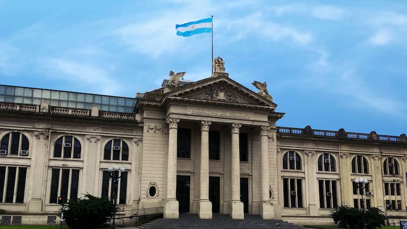 Los docentes de la Universidad Nacional de Rosario (UNR) iniciaron un paro total de actividades que se extenderá desde el lunes 26 hasta el viernes 30 de mayo