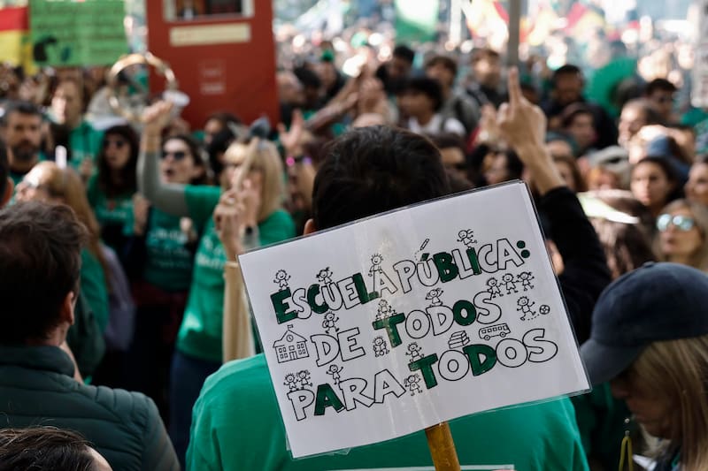 Los profesores de la enseñanza no universitaria de la comunidad de Madrid, en huelga educativa indefinida, se han concentrado este jueves ante la Asamblea regional.