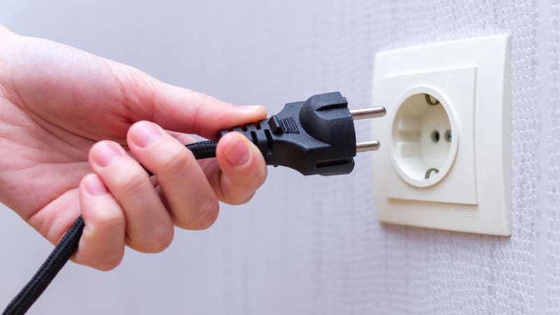 Los electrodomésticos que deberías desenchufar por la noche para pagar más barato la luz, según la CFE