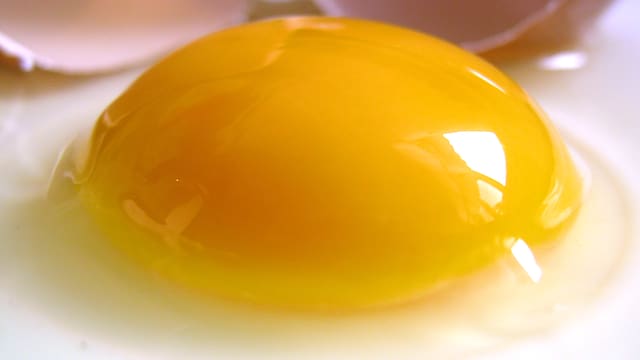 Qué significa que un huevo tenga la yema muy amarilla o muy pálida: esto dicen los expertos