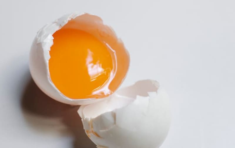 Los especialistas explican que una tonalidad más intensa o más clara no determina, por sí sola, la calidad, la frescura ni el valor nutricional del huevo.