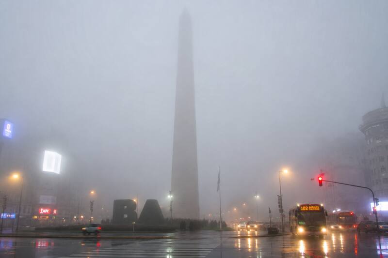 Los especialistas explicaron que la combinación de humedad alta y vientos suaves favorece la formación de niebla. (Foto: imagen creada con IA)
