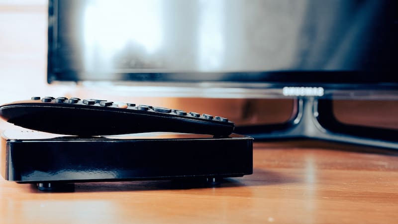 Los expertos recomiendan escuchar la televisión a un volumen determinado para evitar problemas auditivos. (Foto: Shutterstock)