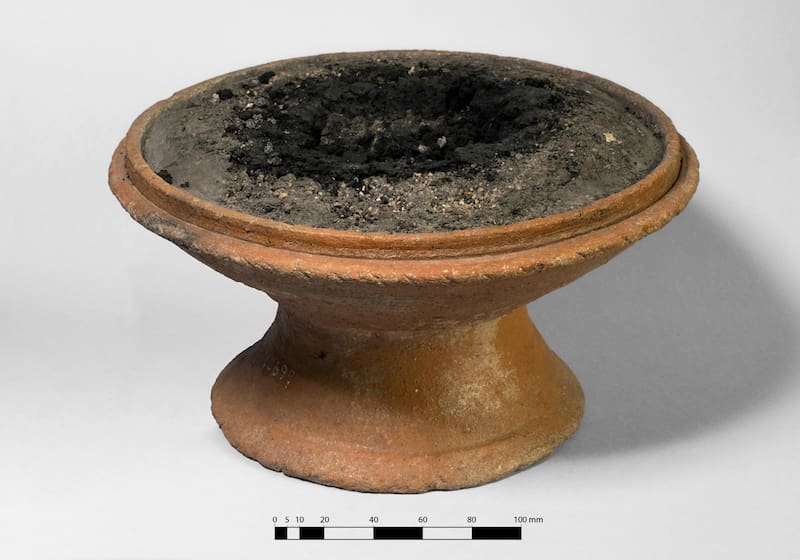 Los análisis de cenizas en incensarios han permitido identificar el uso de resinas exóticas en los rituales domésticos de Pompeya.