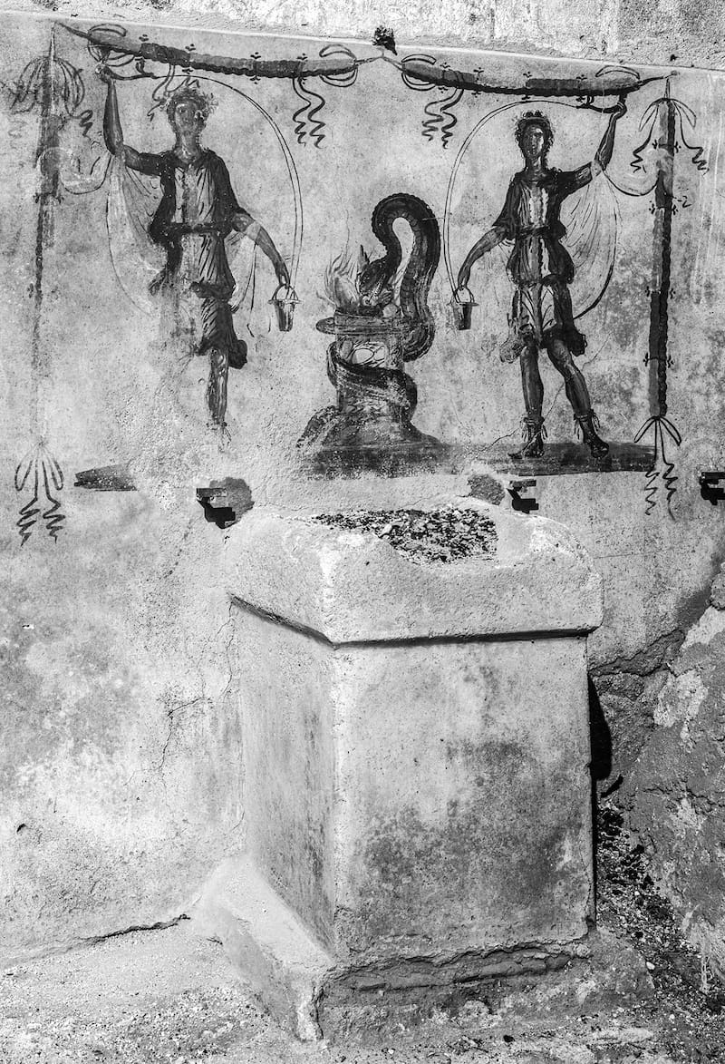 Los altares, tanto domésticos como públicos, eran espacios clave en la vida religiosa cotidiana de los habitantes de Pompeya.