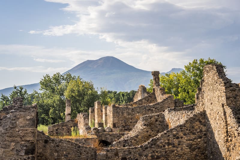 ROMA, 30/03/2026.- Vista al norte de las casa de Pompeya con el Vesubio al fondo. Los habitantes de la antigua Pompeya (sur de Italia) utilizaban resinas exóticas procedentes de África y Asia en sus rituales domésticos, según reveló este lunes una investigación biomolecular liderada por arqueólogos europeos. EFE/Parque Arqueológico de Pompeya/ Johannes Eber // SOLO USO EDITORIAL/SOLO DISPONIBLE PARA ILUSTRAR LA NOTICIA QUE ACOMPAÑA (CRÉDITO OBLIGATORIO)