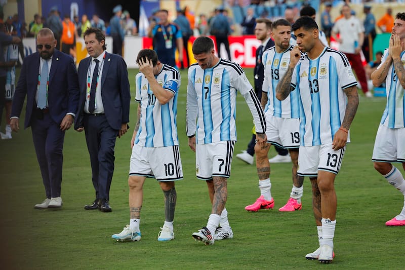 Los jugadores de Argentina se retiran tras perder la final del mundo.