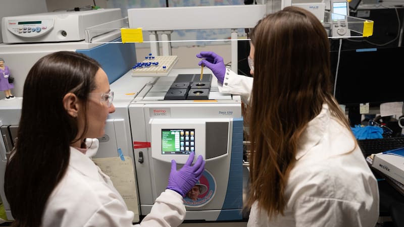 MADRID, 09/02/2026.- Allison Baczynski (izquierda), profesora adjunta de investigación de geociencias en Penn State, dirigió el estudio junto con la investigadora posdoctoral Ophélie McIntosh. Ambas utilizaron equipos especializados para estudiar la muestra y detectar glicina, el aminoácido más simple, una pequeña molécula de dos carbonos que constituye uno de los componentes básicos de la vida. Los análisis de las muestras del asteroide Bennu traídas a la Tierra en 2023 revelaron que contiene aminoácidos, las moléculas o 'ladrillos de la vida' que forman proteínas esenciales para la vida. Pero ¿de dónde proceden? Un estudio señala que podrían haberse originado en los albores del sistema solar. EFE/Jaydyn Isiminger / Penn State -SOLO USO EDITORIAL/SOLO DISPONIBLE PARA ILUSTRAR LA NOTICIA QUE ACOMPAÑA (CRÉDITO OBLIGATORIO)-