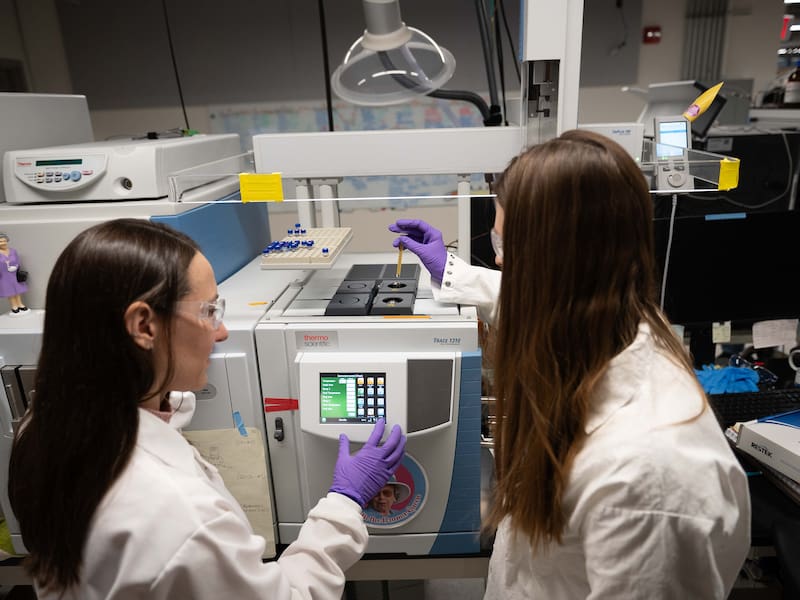 MADRID, 09/02/2026.- Allison Baczynski (izquierda), profesora adjunta de investigación de geociencias en Penn State, dirigió el estudio junto con la investigadora posdoctoral Ophélie McIntosh. Ambas utilizaron equipos especializados para estudiar la muestra y detectar glicina, el aminoácido más simple, una pequeña molécula de dos carbonos que constituye uno de los componentes básicos de la vida. Los análisis de las muestras del asteroide Bennu traídas a la Tierra en 2023 revelaron que contiene aminoácidos, las moléculas o 'ladrillos de la vida' que forman proteínas esenciales para la vida. Pero ¿de dónde proceden? Un estudio señala que podrían haberse originado en los albores del sistema solar. EFE/Jaydyn Isiminger / Penn State -SOLO USO EDITORIAL/SOLO DISPONIBLE PARA ILUSTRAR LA NOTICIA QUE ACOMPAÑA (CRÉDITO OBLIGATORIO)-