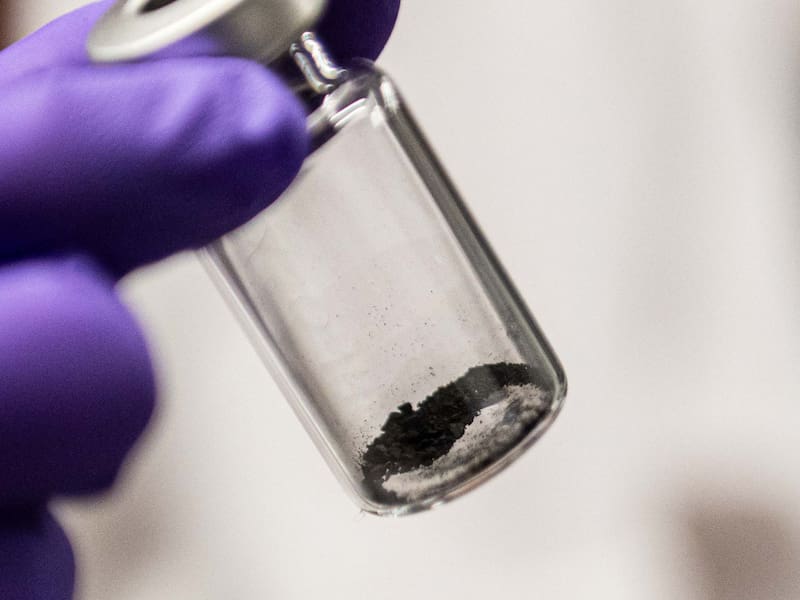 MADRID, 09/02/2026.- Los análisis de las muestras del asteroide Bennu traídas a la Tierra en 2023 revelaron que contiene aminoácidos, las moléculas o 'ladrillos de la vida' que forman proteínas esenciales para la vida. Pero ¿de dónde proceden? Un estudio señala que podrían haberse originado en los albores del sistema solar. EFE/Jaydyn Isiminger / Penn State -SOLO USO EDITORIAL/SOLO DISPONIBLE PARA ILUSTRAR LA NOTICIA QUE ACOMPAÑA (CRÉDITO OBLIGATORIO)-