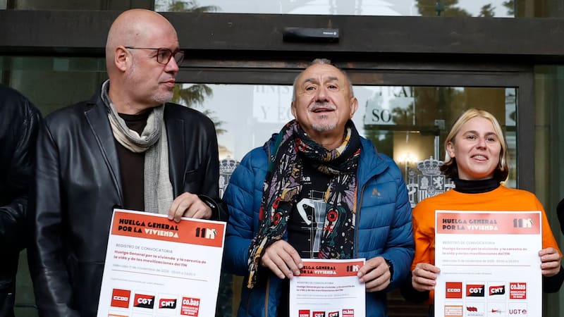 Los líderes de CCOO, Unai Sordo (i) y UGT, Pepe Álvarez y la portavoz de la Confederación del Sindicato de Inquilinas Valeria Racu, durante la presentación, junto a representantes de CGT, CNT, CO.BAS, e Intersindical, de la convocatoria de la huelga general del 11N.