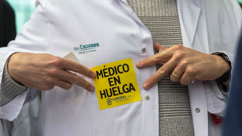 PALMA DE MALLORCA (ESPAÑA), 16/02/2026.- Un centenar de médicos se manifiesta este lunes en el Hospital Universitario Son Espases en Palma de Mallorca, durante la primera jornada de huelga de los facultativos. EFE/ Cati Cladera