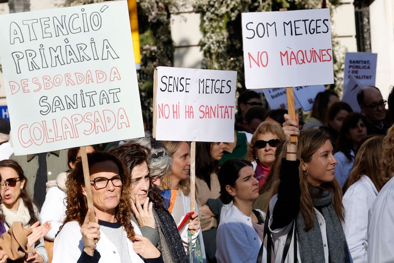 BARCELONA, 09/12/2025.- Numerosos médicos han salido a la calle en Barcelona este martes, en el primer día de la huelga médica, para exigir un espacio propio de negociación con el Departamento de Salud de la Generalitat y para reivindicar un estatuto marco solo para los facultativos. EFE/ Toni Albir