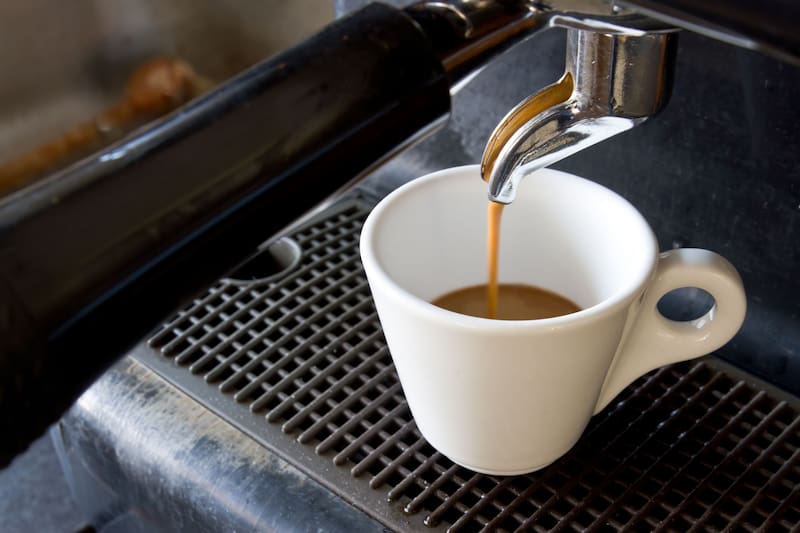 Los motivos detrás del despido de la empleada en la cafetería de Londres.