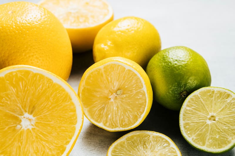 Los motivos por los que recomiendan congelar limones en el refrigerador.
