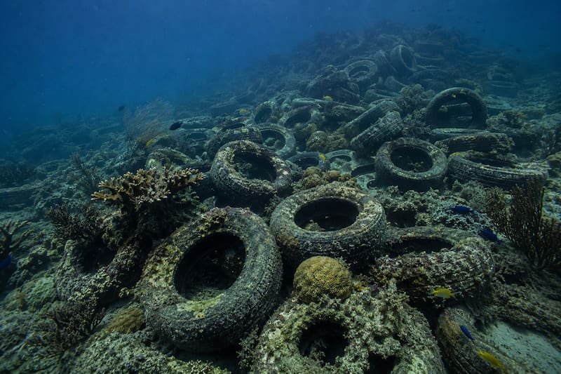 Los neumáticos nunca se rellenaron con hormigón, por lo que conservaron aire y agua en su interior.