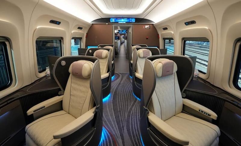 El interior de un vagón de clase ejecutiva del tren de alta velocidad chino CR450.