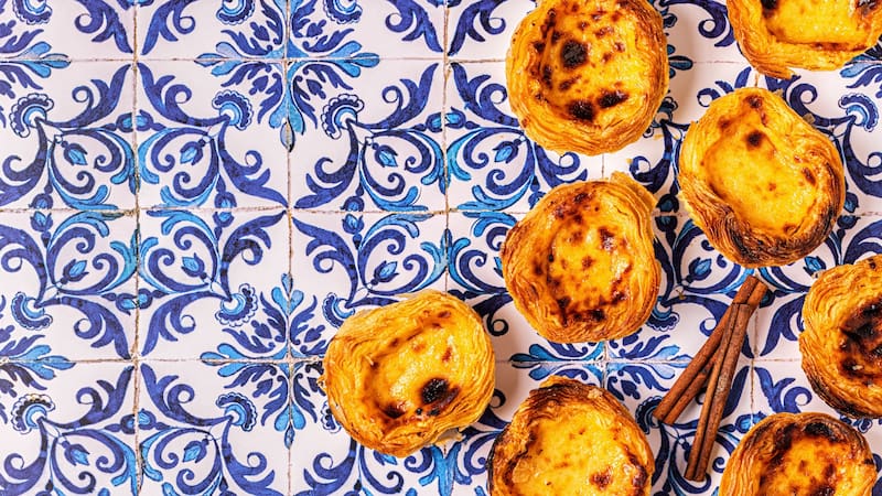 Cómo hacer pasteles de nata en casa con receta tradicional portuguesa, ingredientes paso a paso y claves para lograr una textura cremosa y masa crujiente como en Lisboa.