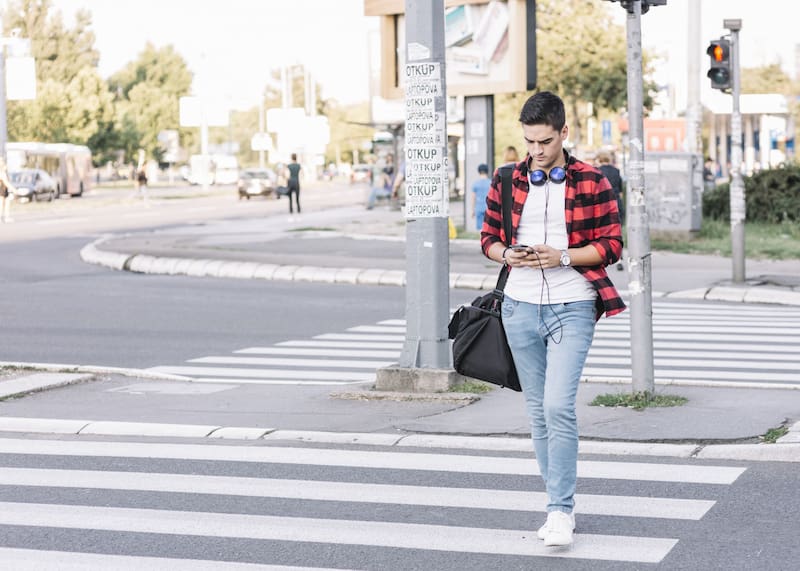 Cada vez que agradecés en un cruce, no solo estás siendo cortés: estás activando una cadena de amabilidad que mejora la convivencia de la ciudad. Fuente: Freepik.