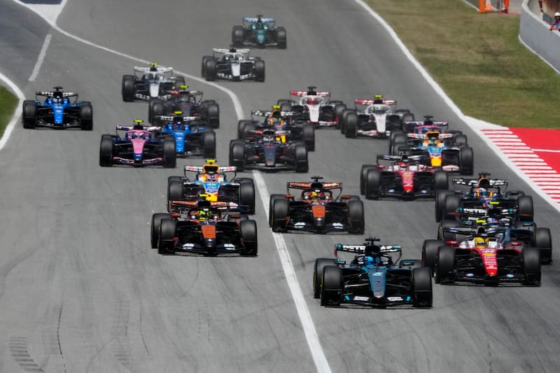 Los pilotos a la salida del Gran Premio de Barcelona-Cataluña de Fórmula 1, este domingo.