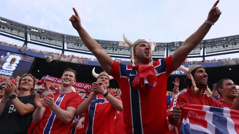 Los pocos pero fervientes hinchas noruegos presentes en el estadio explotaron de alegría. Foto EFE