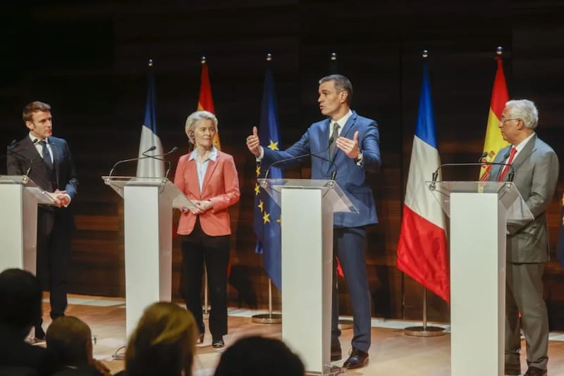 Los presidentes Pedro Sanchez, Emmanuel Macron, y Antonio Costa, y la presidenta de la Comisión Europea, Ursula von der Leyen.