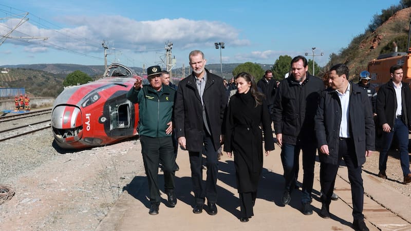 El rey Felipe VI y la reina Letizia visitaron Adamuz tras el grave accidente ferroviario para acompañar a las víctimas, agradecer a los equipos de rescate y seguir de cerca la investigación.