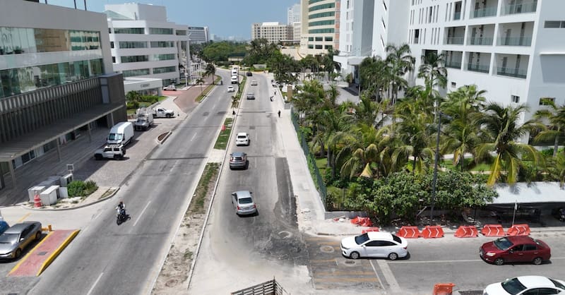 Distribuidor Vial Kukulcán y el puente Nichupté.