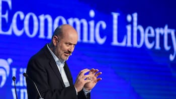 Sturzenegger resiste en una de sus batallas más fuertes y abre la competencia en un mercado clave