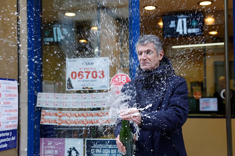 El número 6703, primer premio del Niño, muy repartido por todo el país.