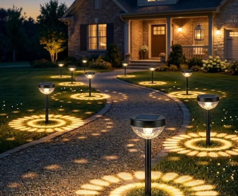 Las luces ofrecen tres niveles de brillo para iluminar jardines y caminos exteriores.