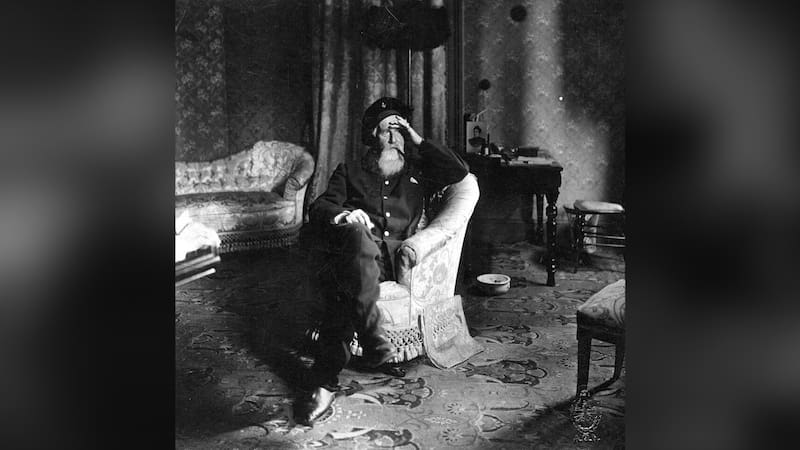 Lucio V. Mansilla en su casa, hacia 1900. Foto: Archivo General de la Nación Argentina.