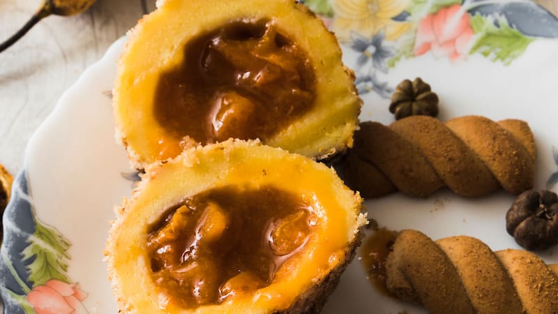 La lúcuma, una fruta tradicional de Perú, se destaca por su pulpa amarillenta, su sabor dulce y su aporte de nutrientes. Fuente: FreePik
