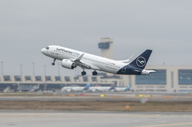 Lufthansa lanzó su nueva tarifa básica económica para volar sin equipaje de mano.
