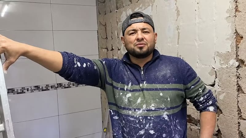 Luis Alberto, albañil trabajando en España.