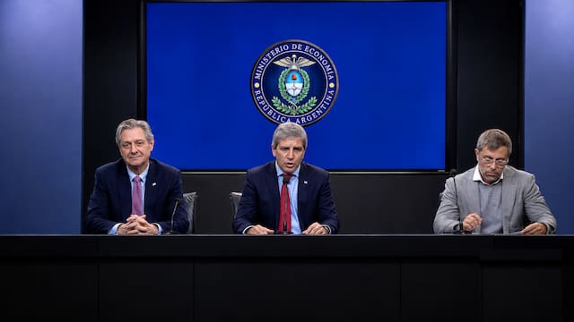 Caputo ofrece títulos cortos para seducir al mercado: ¿renovará toda la deuda o inyectará pesos?