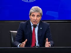 Caputo anunció que los bancos podrán prestar dólares de sus clientes a todas las empresas