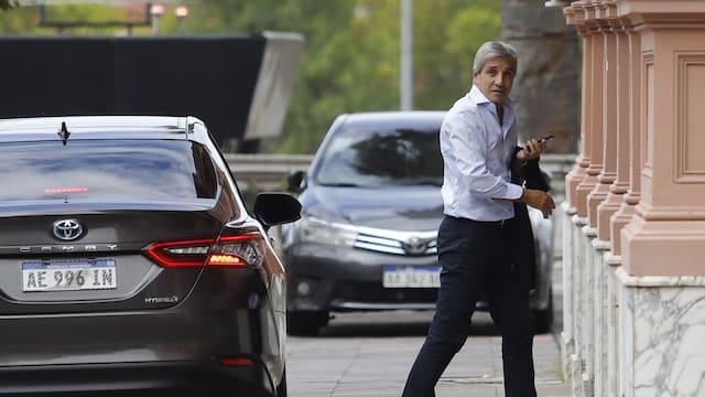 Caputo absorbió pesos y extendió vencimientos: los bonos duales fueron los preferidos del mercado