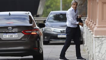 Caputo festeja la “medalla” de la baja en la pobreza: por qué puede ser un ‘bumerán’ en unos meses