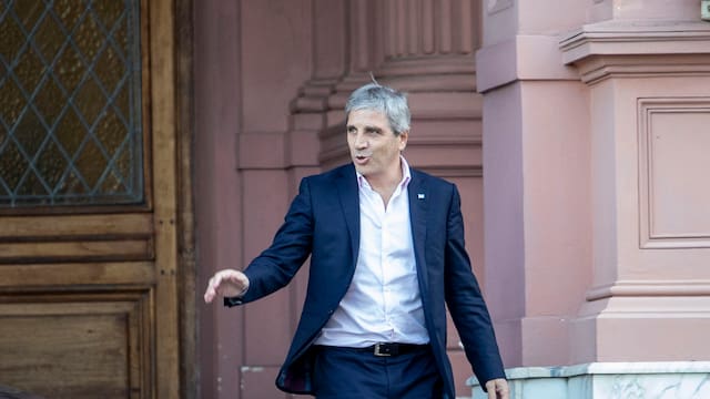 Caputo renovó casi 100% de los vencimientos y extendió plazos de deuda