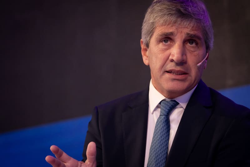 Luis Caputo anticipó la semana pasada que “la economía se llevará puesta a la política en el 2027”