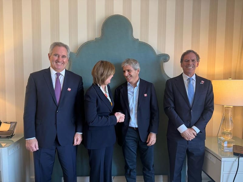 El Ministro de Economía, Luis Caputo, después de entrevistarse con Eimear Bonner, CFO global de la petrolera, saluda a Laura Lane, su directora de Asuntos Corporativos.
En la reunión, realizada en los Estados Unidos en el marco de la presentación de Javier Milei en el foro del Milken Institute, también participaron el Canciller, Pablo Quirno, y el embajador argentino en ese país, Alec Oxenford.