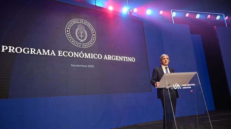 Luis Caputo llevó el plan económico a la Conferencia Industrial de la UIA