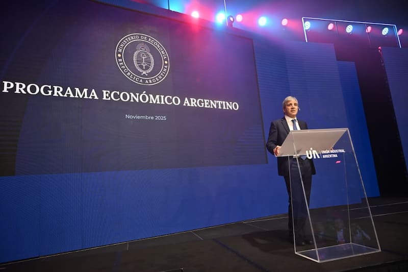 Luis Caputo llevó el plan económico a la Conferencia Industrial de la UIA