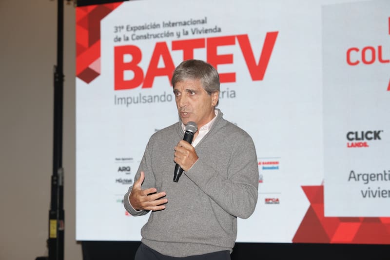 El ministro de Economía Luis Caputo puso el foco en el crédito hipotecario
