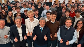 Caputo detalló “el mundo que viene” ante estudiantes y anticipó un horizonte de deflación