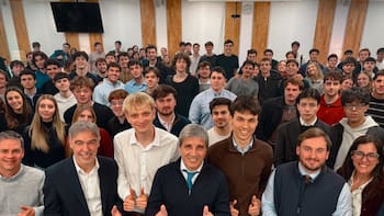 Caputo detalló “el mundo que viene” ante estudiantes y anticipó un horizonte de deflación